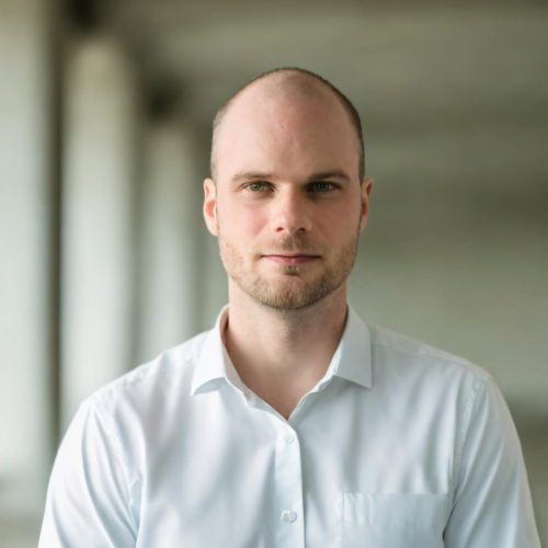 Headshot of SEO and analytics consultant Matthias Kupperschmidt in a white shirt