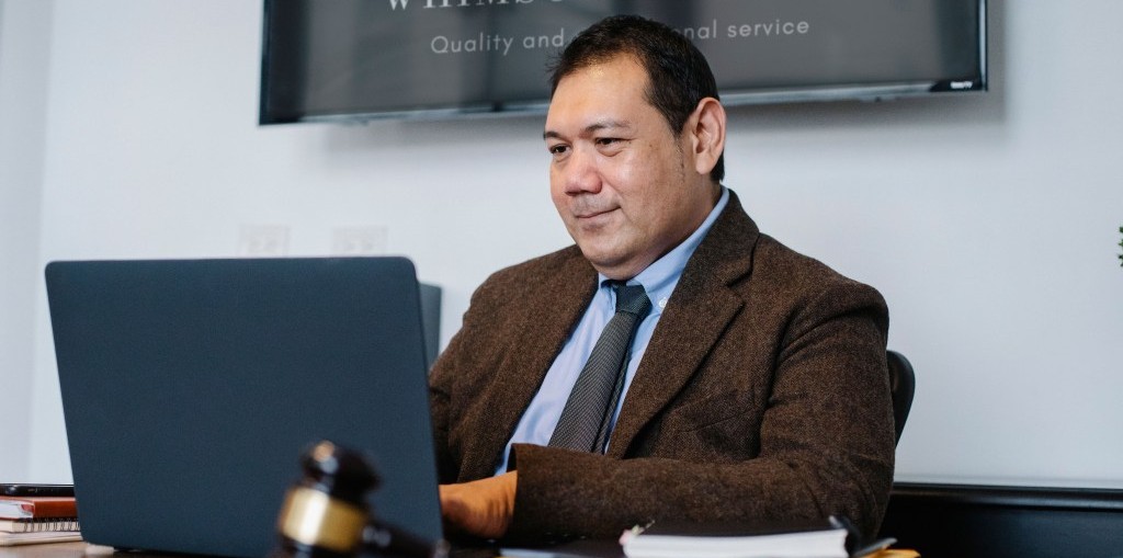 Lawyer writing a proposal on Upwork.