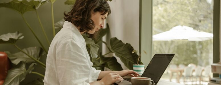 A woman microshifting at a coffee shop.