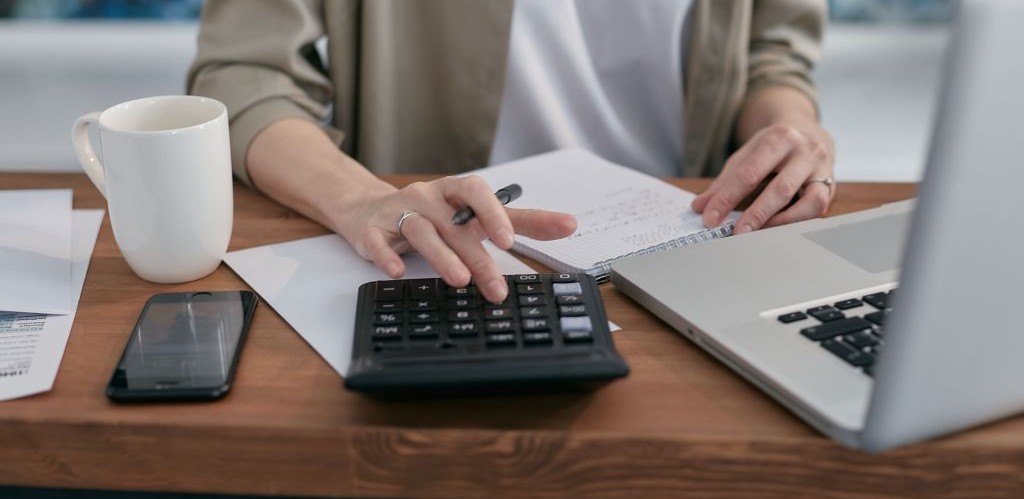 Voice actor using calculate to estimate their rates based on their rate card.